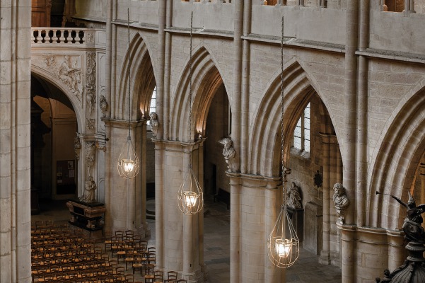 matali crasset dijon cathedrale Saint Bénigne lanterne lustre lumière monument historique église 